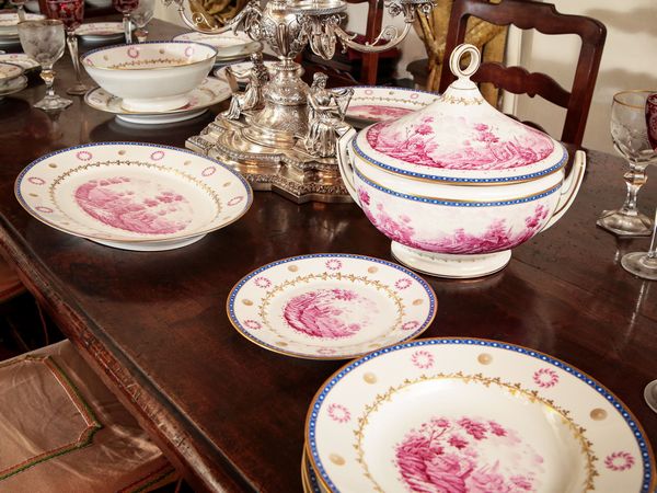 Servizio di piatti Paesaggi Magenta in porcellana Richard Ginori  - Asta Arredi e Dipinti dal Castello di Gamberaia a Firenze - Associazione Nazionale - Case d'Asta italiane