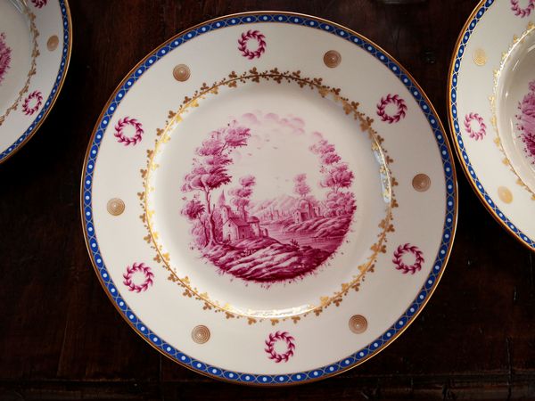 Servizio di piatti Paesaggi Magenta in porcellana Richard Ginori  - Asta Arredi e Dipinti dal Castello di Gamberaia a Firenze - Associazione Nazionale - Case d'Asta italiane