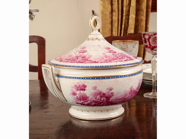 Servizio di piatti Paesaggi Magenta in porcellana Richard Ginori  - Asta Arredi e Dipinti dal Castello di Gamberaia a Firenze - Associazione Nazionale - Case d'Asta italiane