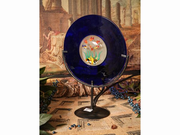 Disco in vetro blu con all'interno acquario  - Asta Arredi e Dipinti dal Castello di Gamberaia a Firenze - Associazione Nazionale - Case d'Asta italiane