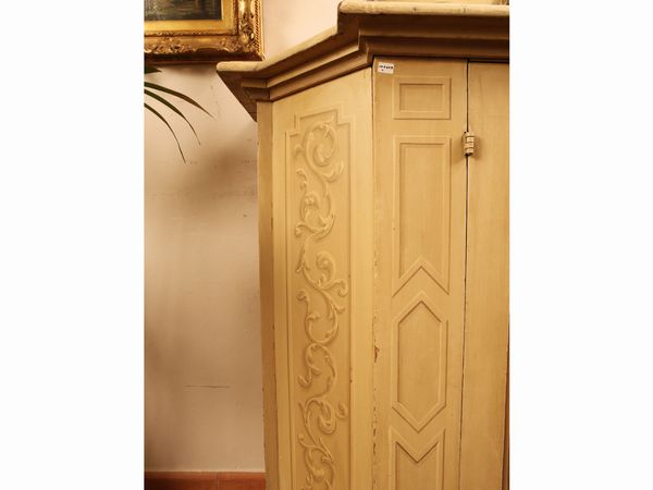 Credenza in legno tenero laccato color crema  - Asta Arredi e Dipinti dal Castello di Gamberaia a Firenze - Associazione Nazionale - Case d'Asta italiane