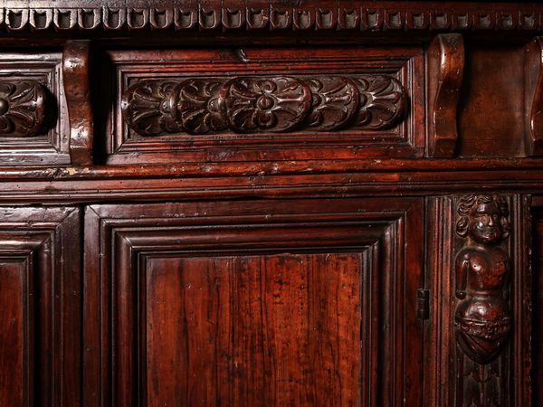 Credenza in noce  - Asta Arredi e Dipinti dal Castello di Gamberaia a Firenze - Associazione Nazionale - Case d'Asta italiane
