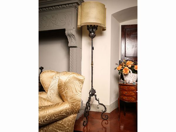 Antica torciera da terra in ferro battuto  - Asta Arredi e Dipinti dal Castello di Gamberaia a Firenze - Associazione Nazionale - Case d'Asta italiane