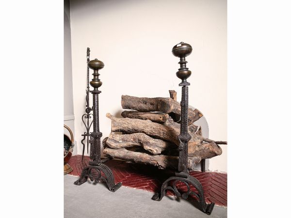 Coppia di alari in ferro battuto  - Asta Arredi e Dipinti dal Castello di Gamberaia a Firenze - Associazione Nazionale - Case d'Asta italiane