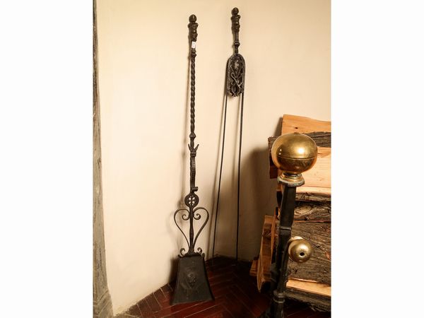 Coppia di grandi alari in ferro battuto  - Asta Arredi e Dipinti dal Castello di Gamberaia a Firenze - Associazione Nazionale - Case d'Asta italiane