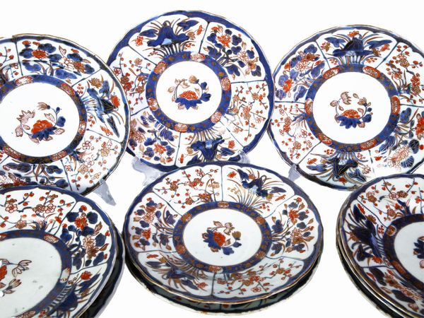 Serie di undici piatti in porcellana Imari  - Asta Arredi e Dipinti dal Castello di Gamberaia a Firenze - Associazione Nazionale - Case d'Asta italiane