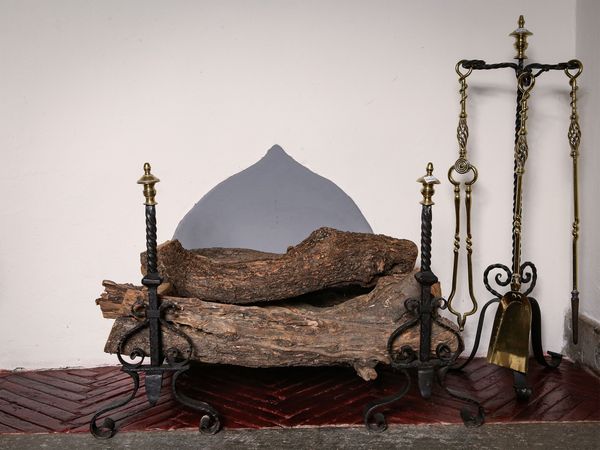 Set da camino in ferro battuto ed ottone  - Asta Arredi e Dipinti dal Castello di Gamberaia a Firenze - Associazione Nazionale - Case d'Asta italiane