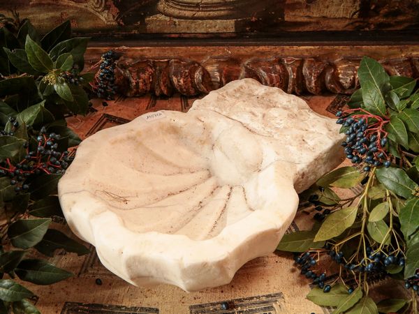 Acquasantiera in marmo bianco  - Asta Arredi e Dipinti dal Castello di Gamberaia a Firenze - Associazione Nazionale - Case d'Asta italiane