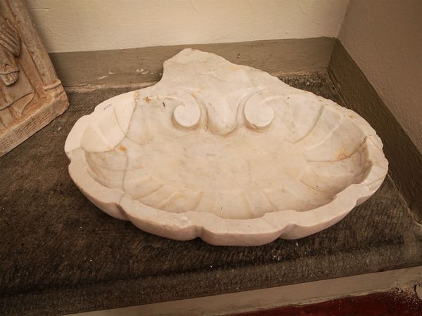 Acquasantiera in marmo bianco  - Asta Arredi e Dipinti dal Castello di Gamberaia a Firenze - Associazione Nazionale - Case d'Asta italiane