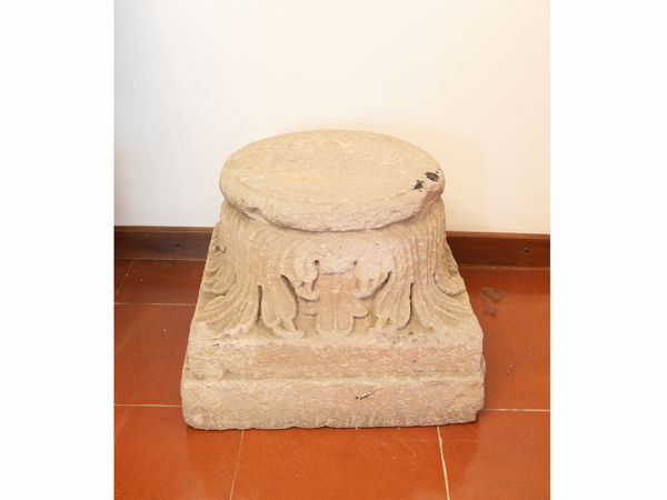 Capitello in pietra  - Asta Arredi e Dipinti dal Castello di Gamberaia a Firenze - Associazione Nazionale - Case d'Asta italiane