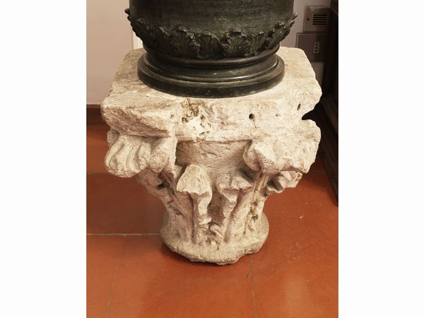 Capitello in pietra serena  - Asta Arredi e Dipinti dal Castello di Gamberaia a Firenze - Associazione Nazionale - Case d'Asta italiane