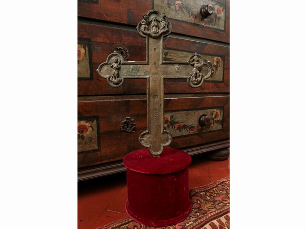 Antica croce astile in bronzo  - Asta Arredi e Dipinti dal Castello di Gamberaia a Firenze - Associazione Nazionale - Case d'Asta italiane