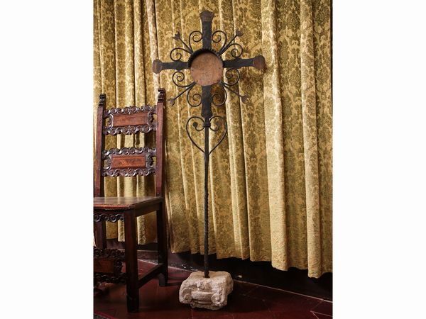 Grande croce in ferro battuto  - Asta Arredi e Dipinti dal Castello di Gamberaia a Firenze - Associazione Nazionale - Case d'Asta italiane