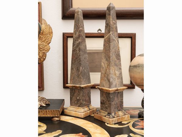Coppia di obelischi in marmo Africano  - Asta Arredi e Dipinti dal Castello di Gamberaia a Firenze - Associazione Nazionale - Case d'Asta italiane