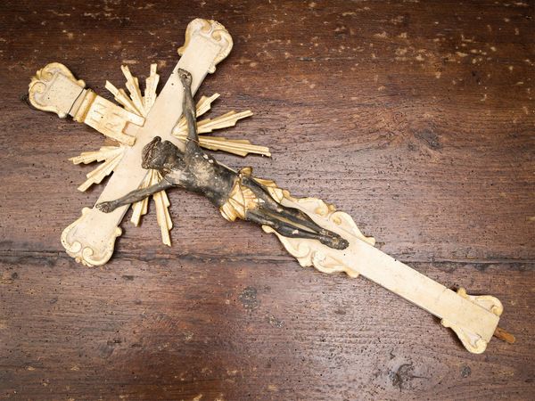 Crocifisso in legno patinato e dorato  - Asta Arredi e Dipinti dal Castello di Gamberaia a Firenze - Associazione Nazionale - Case d'Asta italiane