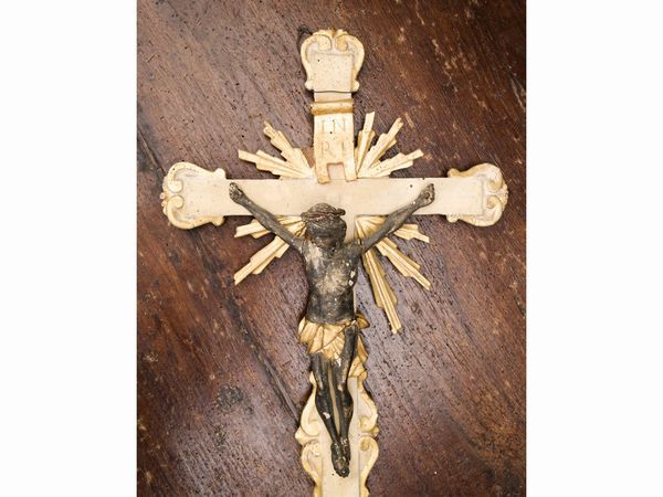 Crocifisso in legno patinato e dorato  - Asta Arredi e Dipinti dal Castello di Gamberaia a Firenze - Associazione Nazionale - Case d'Asta italiane