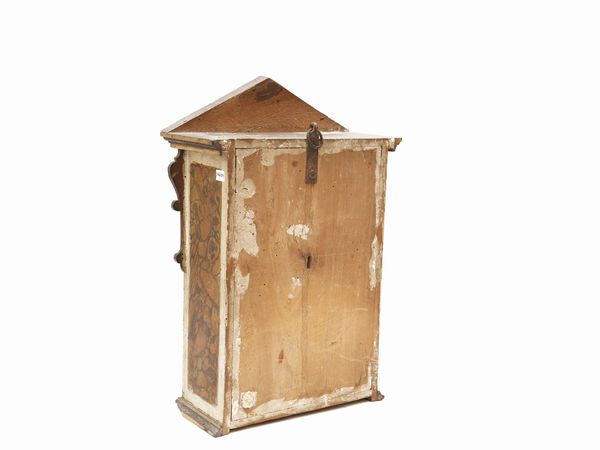 Piccola teca ad edicola in legno laccato e lumeggiato in oro  - Asta Arredi e Dipinti dal Castello di Gamberaia a Firenze - Associazione Nazionale - Case d'Asta italiane