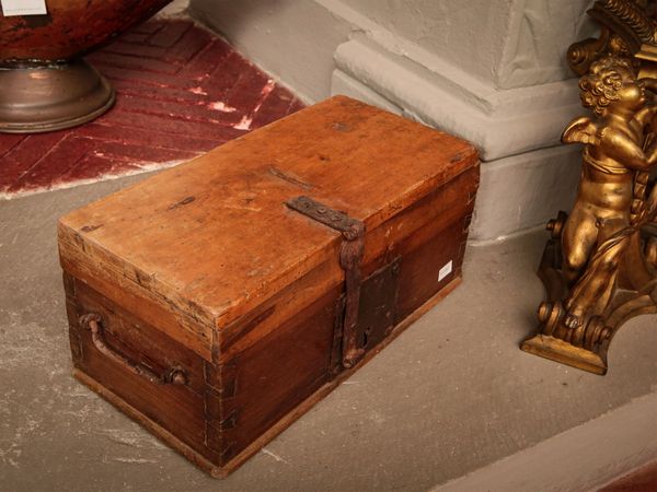 Scatola elemosiniere in noce  - Asta Arredi e Dipinti dal Castello di Gamberaia a Firenze - Associazione Nazionale - Case d'Asta italiane