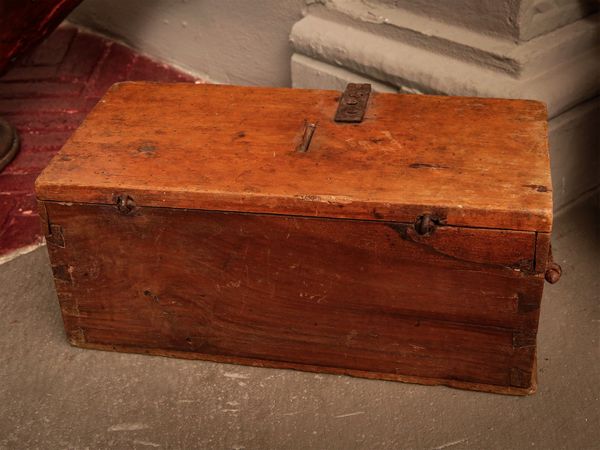 Scatola elemosiniere in noce  - Asta Arredi e Dipinti dal Castello di Gamberaia a Firenze - Associazione Nazionale - Case d'Asta italiane