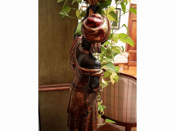 Figura reggivasi in legno ebanizzato e lumeggiato in oro  - Asta Arredi e Dipinti dal Castello di Gamberaia a Firenze - Associazione Nazionale - Case d'Asta italiane