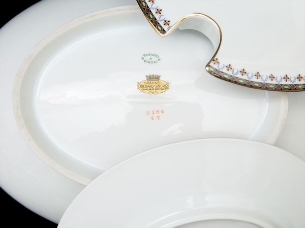 Servizio di piatti Richard Ginori  - Asta Arredi e Dipinti dal Castello di Gamberaia a Firenze - Associazione Nazionale - Case d'Asta italiane