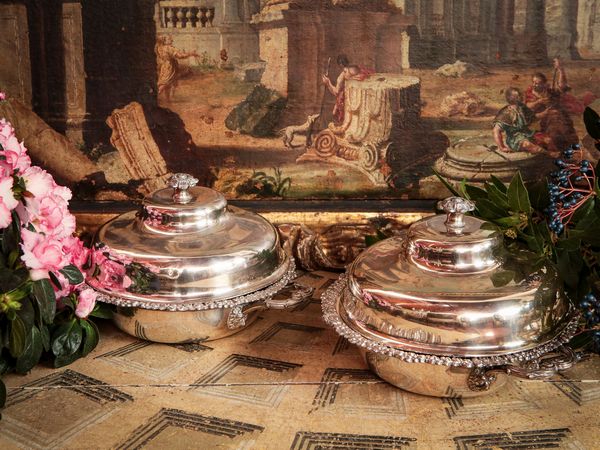 Coppia di scaldavivande in rame argentato  - Asta Arredi e Dipinti dal Castello di Gamberaia a Firenze - Associazione Nazionale - Case d'Asta italiane