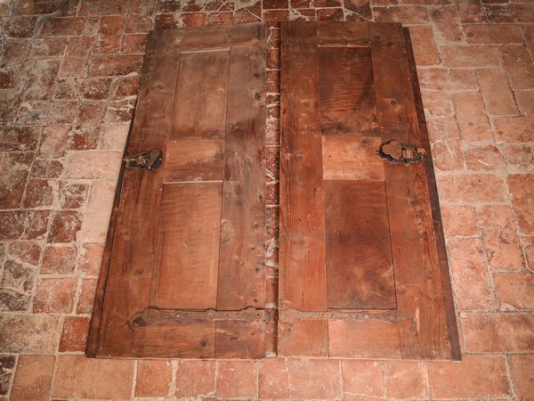 Grande libreria a giorno in noce e legno tenero  - Asta Arredi e Dipinti dal Castello di Gamberaia a Firenze - Associazione Nazionale - Case d'Asta italiane