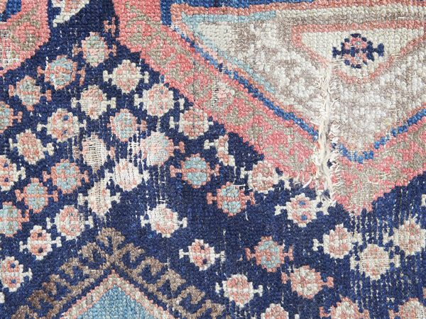 Tappeto caucasico di vecchia manifattura  - Asta Arredi e Dipinti dal Castello di Gamberaia a Firenze - Associazione Nazionale - Case d'Asta italiane