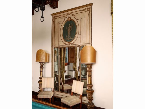 Grande specchiera fondo sala in legno laccato bianco e lumeggiato in oro  - Asta Arredi e Dipinti dal Castello di Gamberaia a Firenze - Associazione Nazionale - Case d'Asta italiane