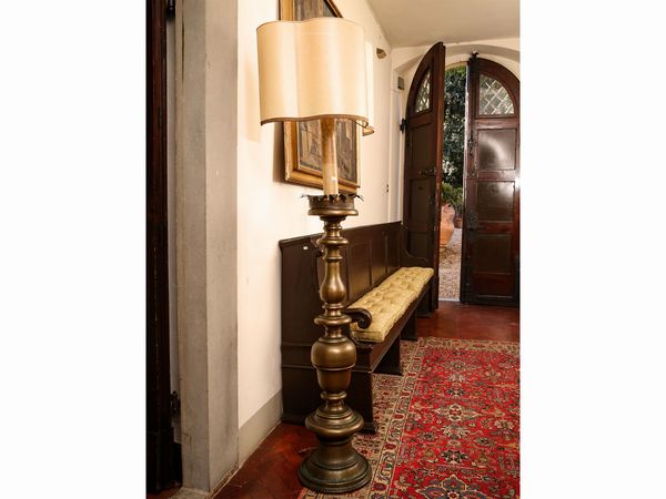 Grande torciera da terra in bronzo  - Asta Arredi e Dipinti dal Castello di Gamberaia a Firenze - Associazione Nazionale - Case d'Asta italiane