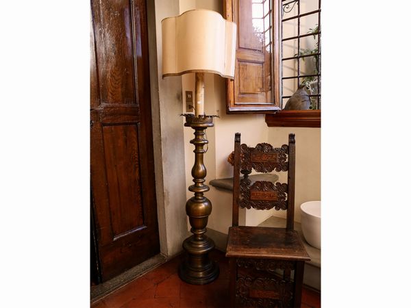 Grande torciera da terra in bronzo  - Asta Arredi e Dipinti dal Castello di Gamberaia a Firenze - Associazione Nazionale - Case d'Asta italiane