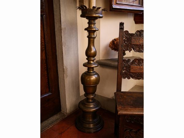 Grande torciera da terra in bronzo  - Asta Arredi e Dipinti dal Castello di Gamberaia a Firenze - Associazione Nazionale - Case d'Asta italiane