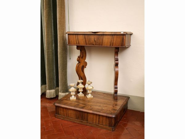 Inginocchiatoio in noce e piuma di noce  - Asta Arredi e Dipinti dal Castello di Gamberaia a Firenze - Associazione Nazionale - Case d'Asta italiane