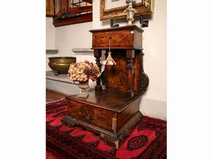 Inginocchiatoio listrato in noce e radica di noce  - Asta Arredi e Dipinti dal Castello di Gamberaia a Firenze - Associazione Nazionale - Case d'Asta italiane