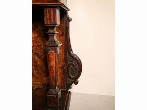 Inginocchiatoio listrato in noce e radica di noce  - Asta Arredi e Dipinti dal Castello di Gamberaia a Firenze - Associazione Nazionale - Case d'Asta italiane