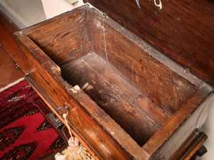 Inginocchiatoio listrato in noce e radica di noce  - Asta Arredi e Dipinti dal Castello di Gamberaia a Firenze - Associazione Nazionale - Case d'Asta italiane