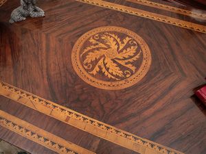 Scrivania doppia da centro impiallacciata in piuma di noce ed altre essenze  - Asta Arredi e Dipinti dal Castello di Gamberaia a Firenze - Associazione Nazionale - Case d'Asta italiane