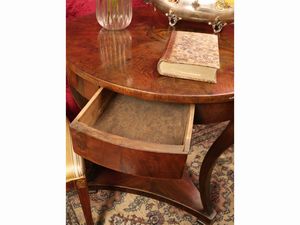 Tavolino impiallacciato in noce e piuma di noce  - Asta Arredi e Dipinti dal Castello di Gamberaia a Firenze - Associazione Nazionale - Case d'Asta italiane