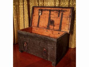 Antico forziere da viaggio rivestito in ferro  - Asta Arredi e Dipinti dal Castello di Gamberaia a Firenze - Associazione Nazionale - Case d'Asta italiane