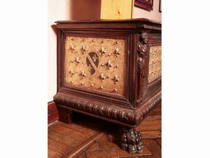 Cassone in noce e pastiglia dorata  - Asta Arredi e Dipinti dal Castello di Gamberaia a Firenze - Associazione Nazionale - Case d'Asta italiane