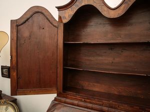 Cassettone a ribalta con alzata impiallacciato in noce e radica di noce  - Asta Arredi e Dipinti dal Castello di Gamberaia a Firenze - Associazione Nazionale - Case d'Asta italiane