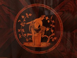 Cassettone impiallacciato in palissandro, ciliegio, noce ed altre essenze  - Asta Arredi e Dipinti dal Castello di Gamberaia a Firenze - Associazione Nazionale - Case d'Asta italiane