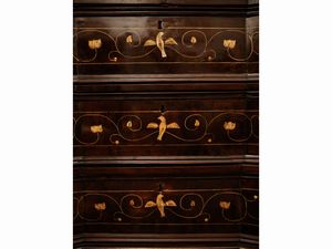 Cassettone in noce ed altre essenze  - Asta Arredi e Dipinti dal Castello di Gamberaia a Firenze - Associazione Nazionale - Case d'Asta italiane