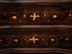 Cassettone in noce ed altre essenze  - Asta Arredi e Dipinti dal Castello di Gamberaia a Firenze - Associazione Nazionale - Case d'Asta italiane