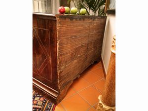 Cassettone in noce ed altre essenze  - Asta Arredi e Dipinti dal Castello di Gamberaia a Firenze - Associazione Nazionale - Case d'Asta italiane