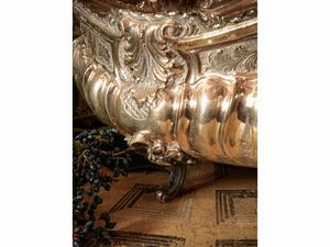 Grande centrotavola a navicella in metallo argentato  - Asta Arredi e Dipinti dal Castello di Gamberaia a Firenze - Associazione Nazionale - Case d'Asta italiane