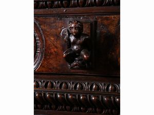 Cassettone in noce e radica di noce scolpito a bambocci  - Asta Arredi e Dipinti dal Castello di Gamberaia a Firenze - Associazione Nazionale - Case d'Asta italiane