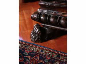 Cassettone in noce e radica di noce scolpito a bambocci  - Asta Arredi e Dipinti dal Castello di Gamberaia a Firenze - Associazione Nazionale - Case d'Asta italiane