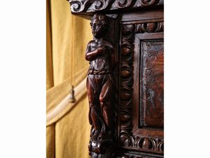 Cassettone in noce e radica di noce scolpito a bambocci  - Asta Arredi e Dipinti dal Castello di Gamberaia a Firenze - Associazione Nazionale - Case d'Asta italiane