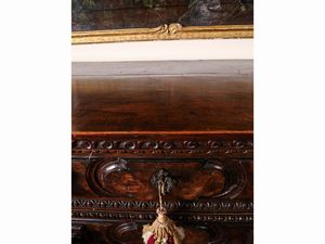 Cassettone in noce e radica di noce scolpito a bambocci  - Asta Arredi e Dipinti dal Castello di Gamberaia a Firenze - Associazione Nazionale - Case d'Asta italiane